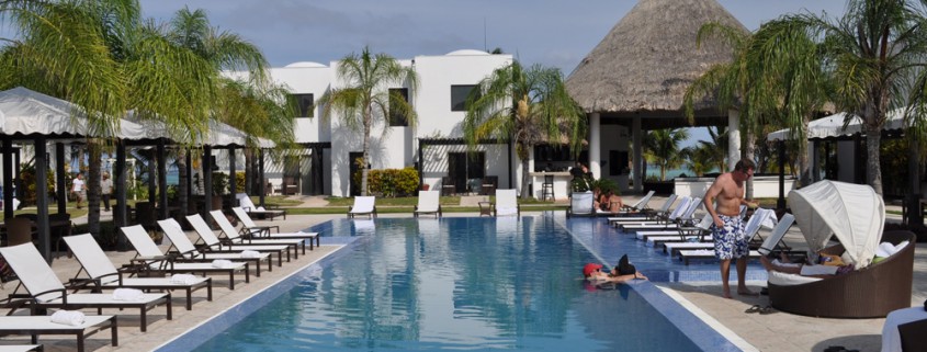 couple relax in pool at luxury resort belize